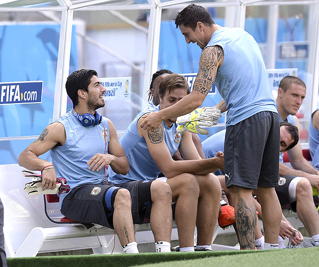 Luis Surez brinca com o companheiro Cristian Rodrguez no treino do Uruguai