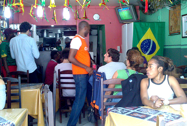 Camaroneses no restaurante Biyou'z, na Alameda Baro de Limeira, centro de So Paulo