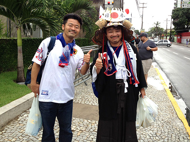 Nakanishi Takashi ( direita) desfila pelo Recife vestido de samurai