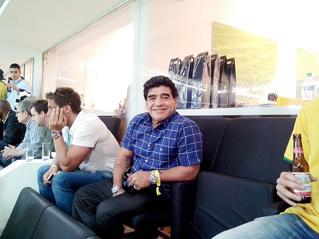 Maradona assiste ao jogo de abertura da Copa no Itaquero