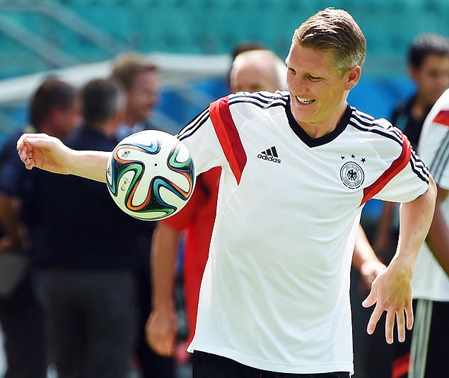 Schweinsteiger controla a bola durante treino da Alemanha