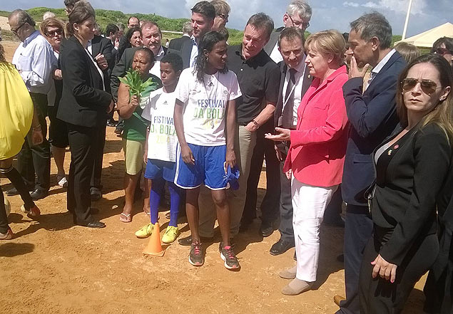 Primeira-ministra da Alemanha, ngela Merkel, visita projeto de escolinha de futebol em Salvador 