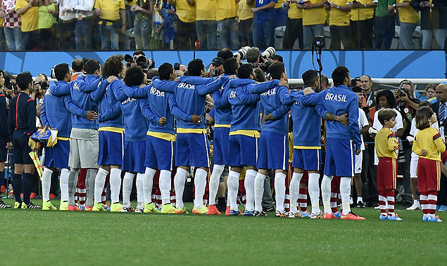 Jogadores da seleo brasileira escutam o hino nacional abraados antes de jogo contra a Crocia