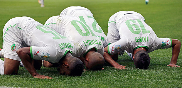 Jogadores argelinos comemoram gol diante da Blgica com ritual muulmano