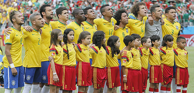 Jogadores do Brasil cantam o hino nacional abraados, em Fortaleza