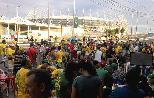 Sem ingresso, dezenas de brasileiros e mexicanos assistem  partida em bares prximos ao estdio Castelo, em Fortaleza.