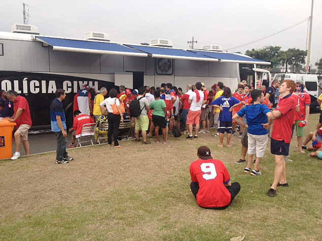 Antes do incio da partida, posto policial do Maracan rene torcedores que tiveram ingressos furtados