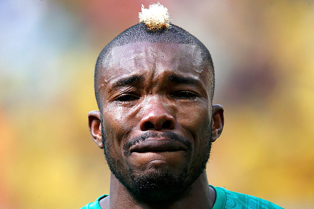 O volante Serey Die chora durante o hino da Costa do Marfim, no estdio Man Garrincha