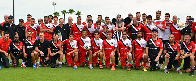 Mickey posa com os jogadores e comisso tcnica do So Paulo, em Orlando (EUA)