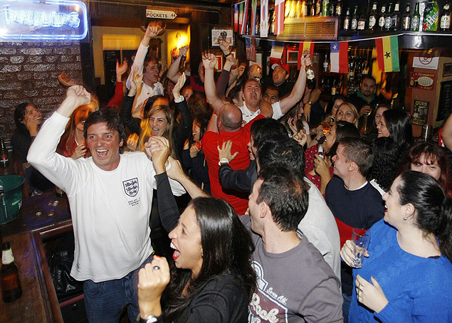 Torcedores ingleses comemoram gol da Inglaterra em bar em So Paulo