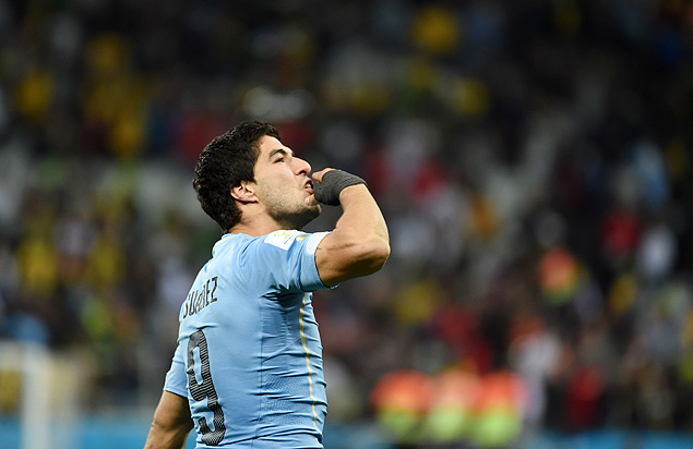 O uruguaio Surez manda beijo para a torcida aps marcar contra a Inglaterra