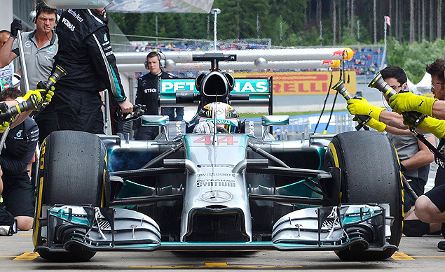O ingls Lewis Hamilton, da Mercedes, durante treino livre na ustria