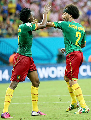 Assou-Ekotto (dir.) e Moukandjo se desentendem durante jogo de Camares contra a Crocia