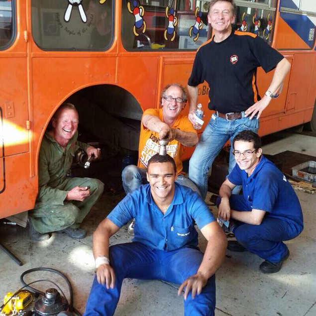 Ônibus de torcedores holandeses é consertado em oficina de Belo Horizonte
