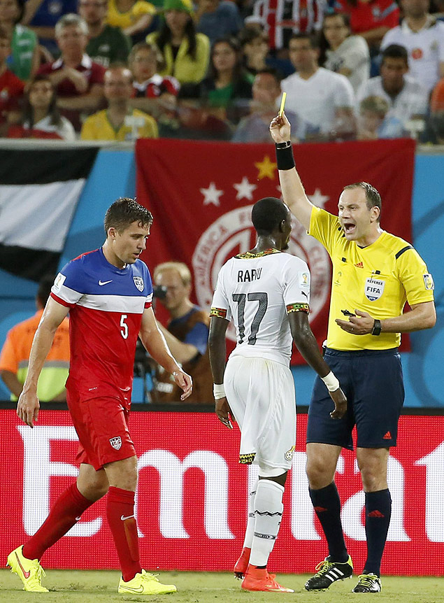 Jonas Eriksson mostra o carto amarelo para Rabiu, da seleo de Gana, em jogo contra os EUA 