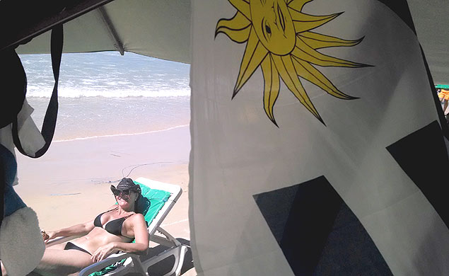 Torcedora uruguaia toma sol em praia de Natal