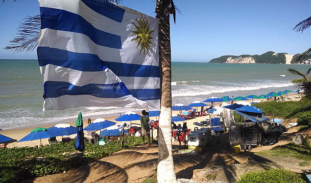 Bandeira do Uruguai tremula em praia de Natal