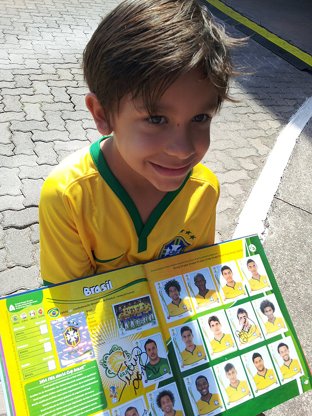 Joo Pedro Nogueira segura o lbum da Copa do Mundo