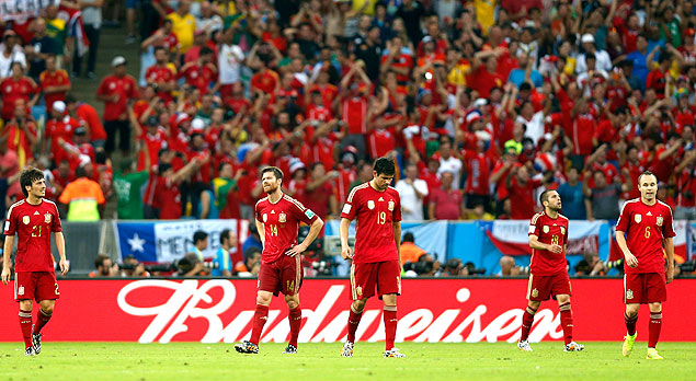 Jogadores da Espanha aps derrota diante do Chile que selou sua eliminao na Copa