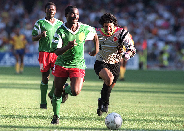 O goleiro colombiano Higuita persegue o camarons Roger Milla aps ser desarmado na Copa-1990