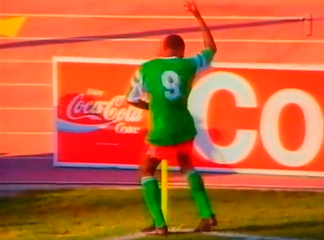 Roger Milla comemora gol sobre a Colmbia na Copa de 1990, na Itlia