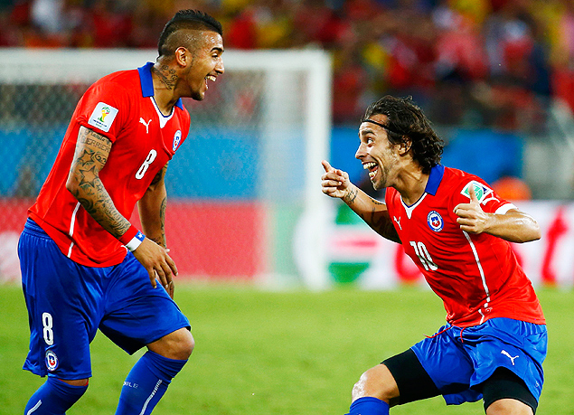 O volante Vidal e o meia Valdivia comemoram gol do Chile