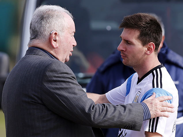 Julio Grondona, presidente da AFA, abraa Messi