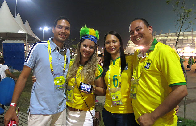 O grupo acompanhou o jogo do Brasil pelo celular enquanto via Mxico x Crocia no estdio