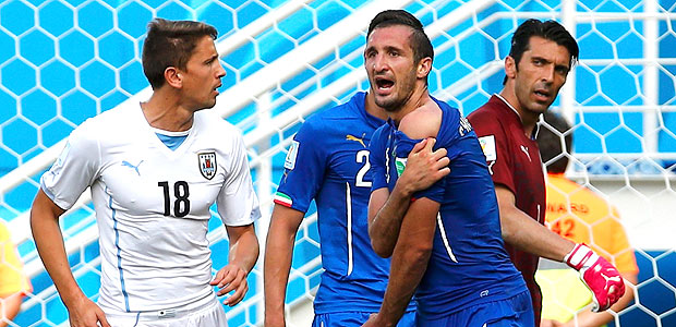 O zagueiro Chiellini reclama de ter sido mordido por Surez no jogo Itlia x Uruguai