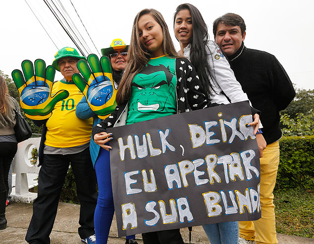 Ana Caroline Cortes (de verde) segura o cartaz e usa camiseta em homenagem ao jogador Hulk