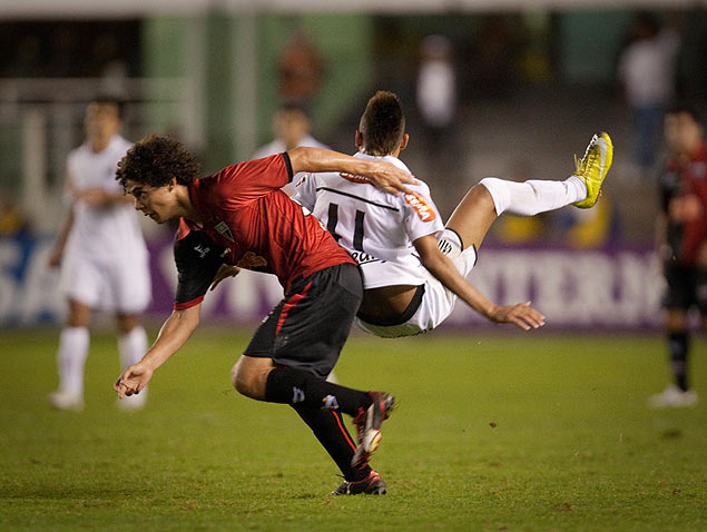 Victor Ferraz faz falta em Neymar quando atuava pelo Atltico-GO contra o Santos, pelo Brasileiro-10