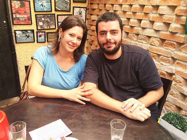 Tatiana e Leonardo Fernandes assistem a jogo da Argentina em bar na Vila Madalena