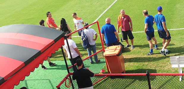 Zico vai ao treino da Holanda e recebe camisa autografada dos jogadores