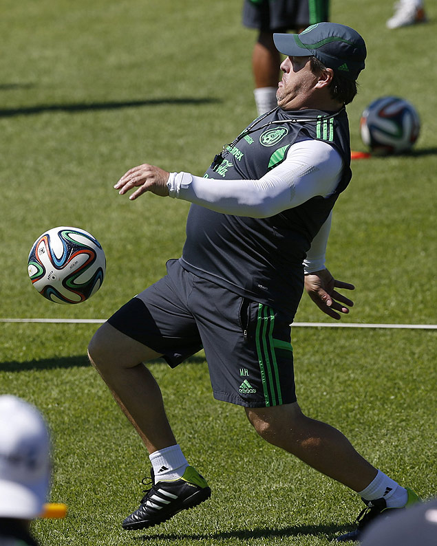O tcnico Miguel Herrera chuta a bola durante treinamento