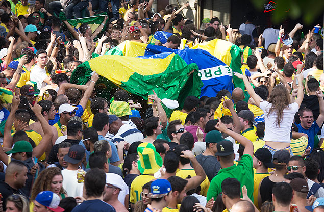 Torcida brasileira explode em comemorao no bairro da Vila Madalena, centro da festa de rua na capital na Copa, aps o gol no tempo normal