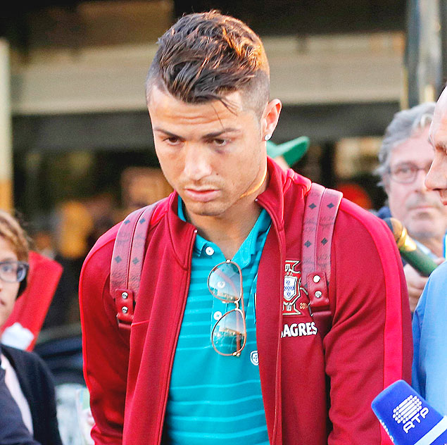 Cristiano Ronaldo, atacante e capito da seleo portuguesa, chega a Lisboa com olho roxo aps eliminao da Copa do Mundo