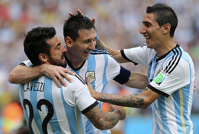 Messi e Di Mara abraam Lavezzi aps gol contra a Nigria