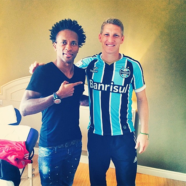 Nova contratao do Grmio: Bastian Schweinsteiger', escreveu Z Roberto no Instagram