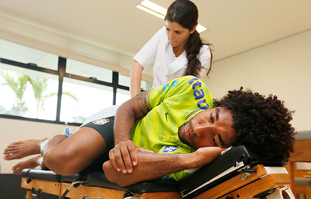 Dante recebe tratamento de quiropraxista na Granja Comary antes do incio da Copa