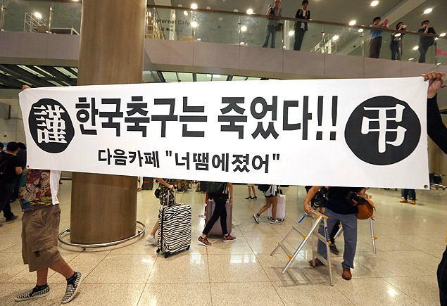"O futebol coreano est morto", diz a faixa de torcedores no aeroporto de Incheon