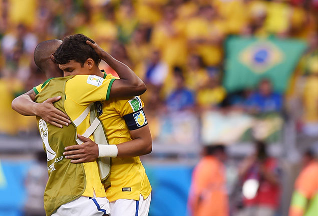 Thiago Silva (dir.) chora e abraa Fernandinho na vitria nos pnaltis sobre o Chile