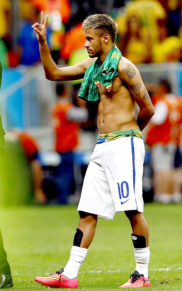 Neymar acena depois da vitria por 4 a 1 do Brasil sobre Camares, no estdio Man Garrincha
