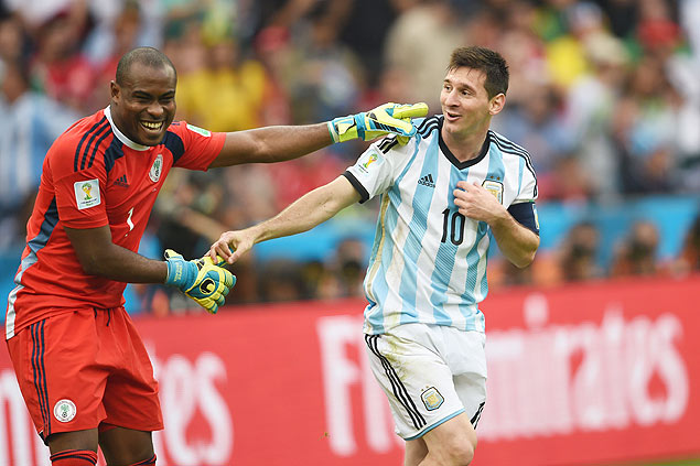 Vincent Enyeama, da Nigria, cumprimenta o argentino Messi