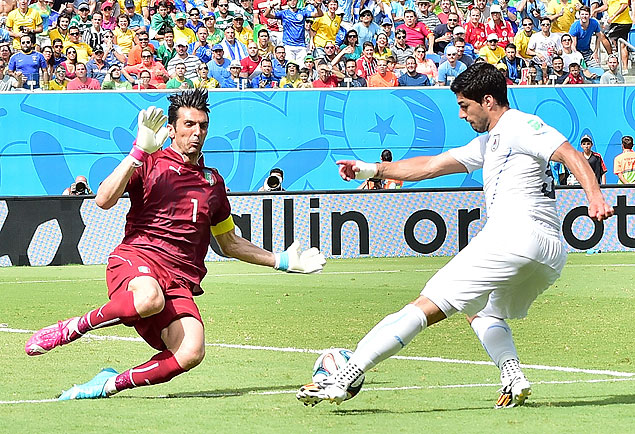 Gianluigi Buffon, da Itlia, defende bola de Luiz Surez, do Uruguai