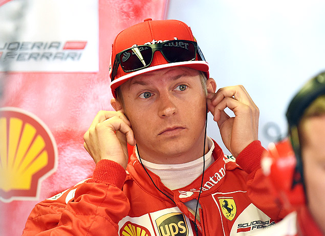 O piloto finlands Kimi Raikkonen nos boxes da Ferrari
