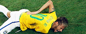 Neymar cado no gramado do Castelo, aps sofrer pancada nas costas
