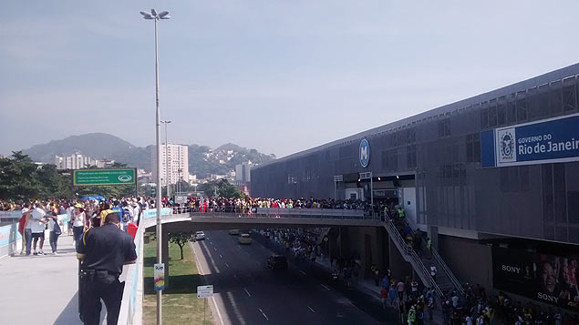 Multido na passarela que liga estao de metr ao Maracan 