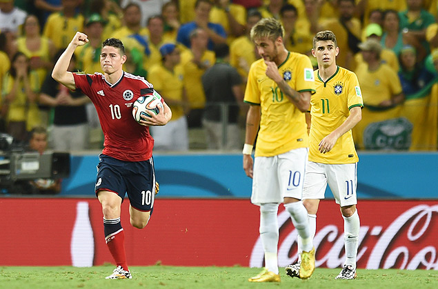 O colombiano James Rodrguez comemora gol de pnalti contra o Brasil, nas quartas de final da Copa