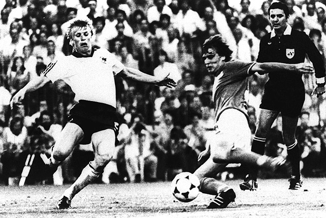 Marco Tardelli (dir.) chuta para marcar o segundo gol da Itlia contra a Alemanha na final de 1982