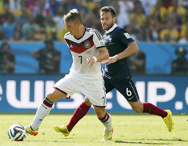 O volante Schweinsteiger, um dos destaques da Alemanha, conduz bola contra a Frana